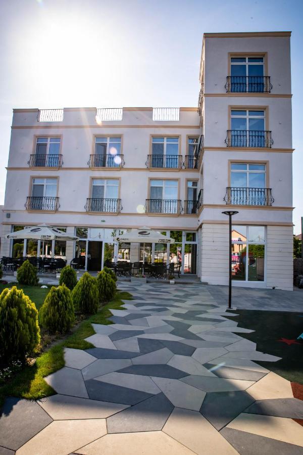 Unique Garden Hotel เบรยลา ภายนอก รูปภาพ